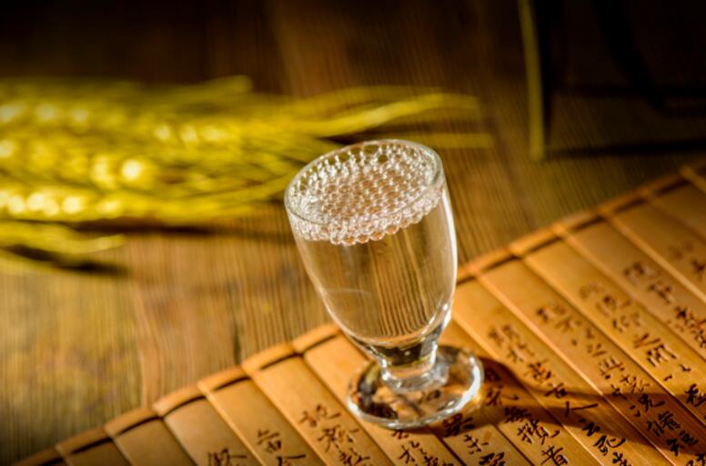 為(wèi)什麽醬香酒那(nà)麽貴?